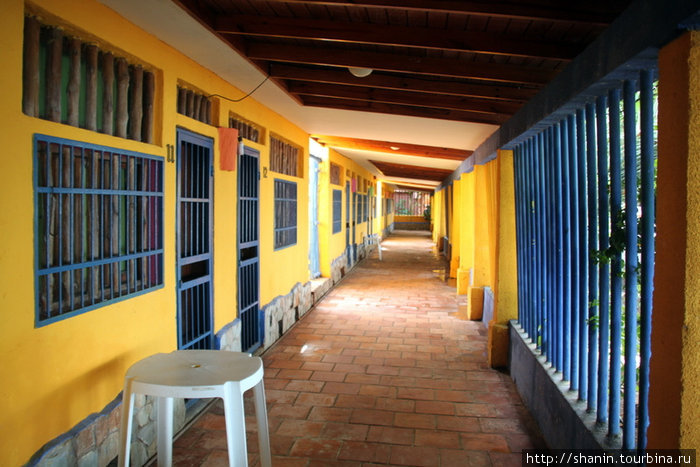 Веранда в отеле — решетки с двух сторон. Безопасно — как в тюрьме! Пампатар, Венесуэла