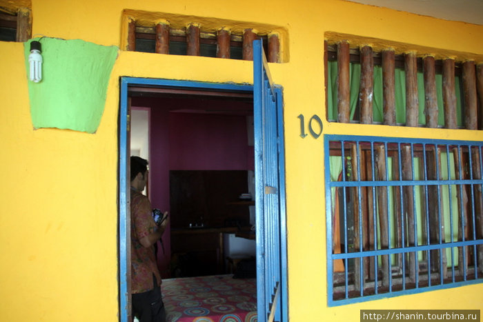 Номер в гостинице — решетка на двери и решетка на окне Пампатар, Венесуэла