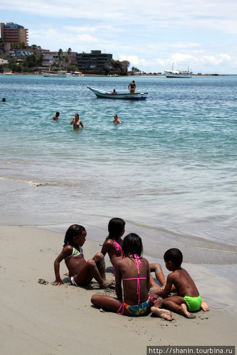 Дети на пляже Пампатар, Венесуэла