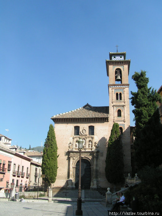 Одна из многочисленных церквей Гранада, Испания