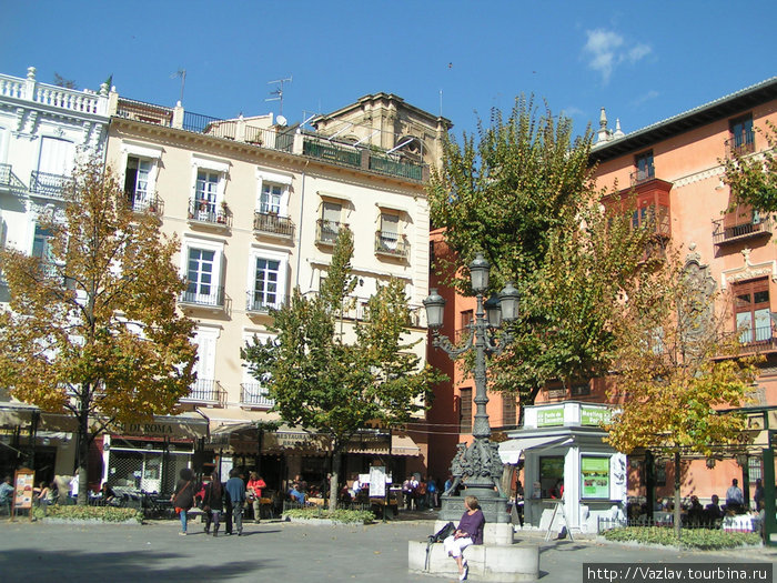 Одна из площадей центра Гранада, Испания