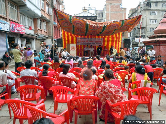 Торжественное собрание на площади горшечников Катманду, Непал