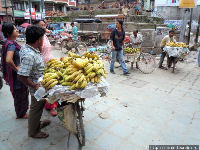 Торговцы на площади горшечников Катманду, Непал