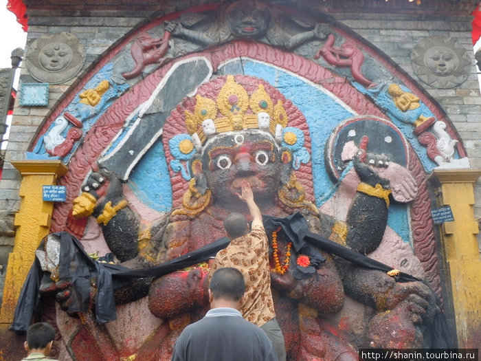 У статуи черного Бхайравы Катманду, Непал
