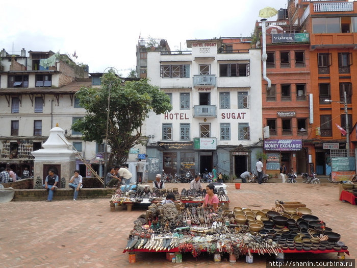 Сувенирные лотки на площади Басантапур Катманду, Непал
