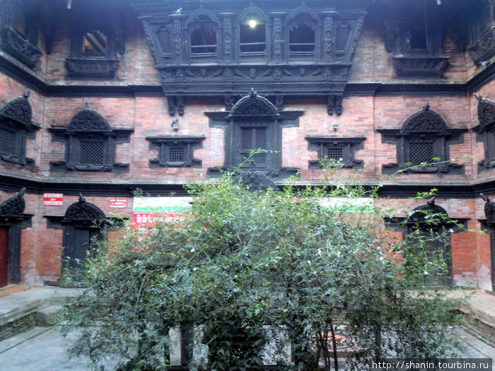 Во дворе дворца Кумари Катманду, Непал