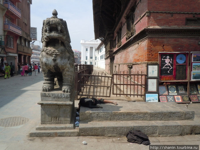 У взхода на площадь Басантапур Катманду, Непал