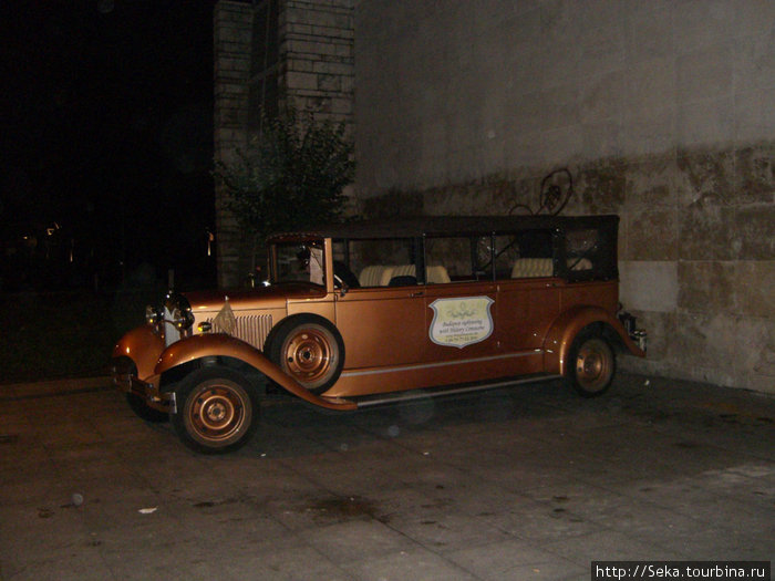 Ретро-автомобиль (где-то на улицах города) Будапешт, Венгрия