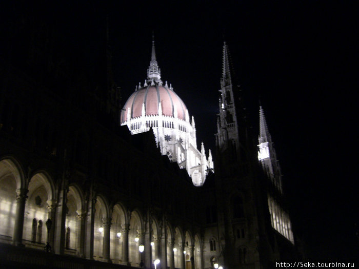 Светящийся купол Парламента Будапешт, Венгрия