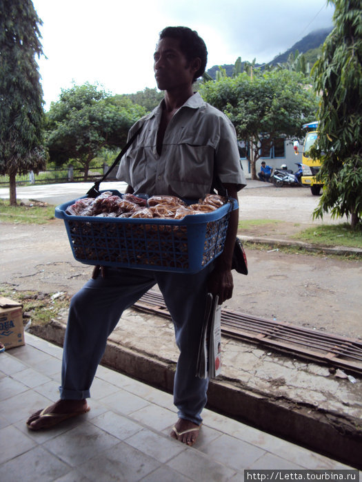 Уличный продавец Энде, остров Флорес, Индонезия