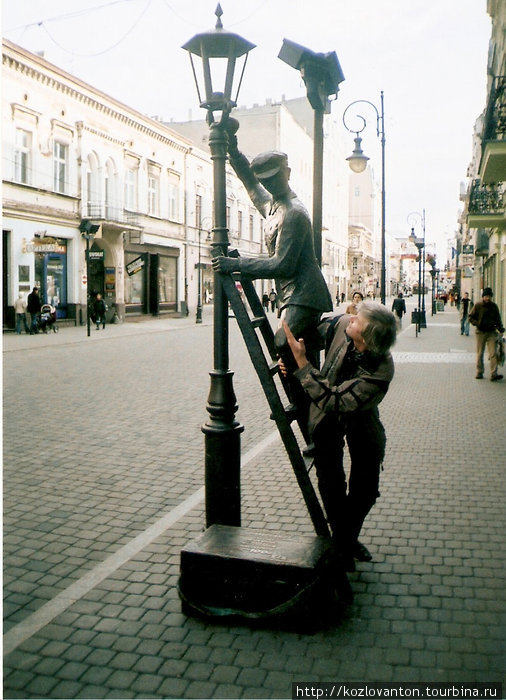 Памятник фонарщику и его ученику. Лодзь, Польша