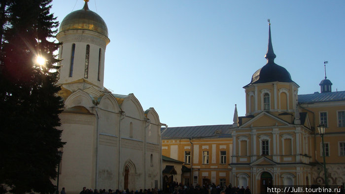 Слева Троицкий Собор, где находятся мощи Сергия Радонежского Сергиев Посад, Россия