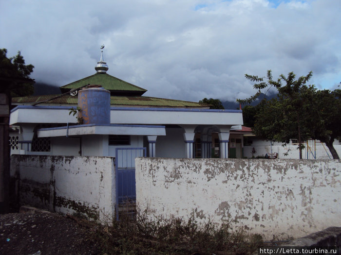 Мечеть — редкость на этом католическом острове Энде, остров Флорес, Индонезия