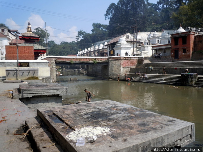 Гатхи в храме Пащупатинатх на берегу одного из притоков реки Катманду, Непал