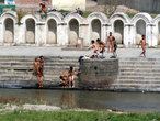 Дети купаются в реке