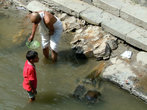 Священник в одном из притоков реки Багмати