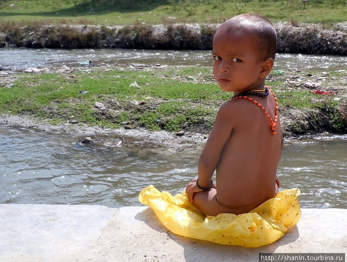 Юный купальщик Катманду, Непал