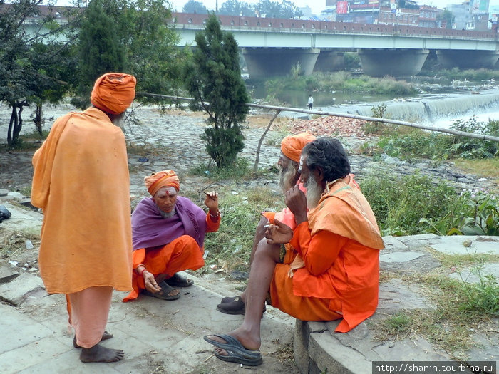 Священники на берегу Багмати Катманду, Непал
