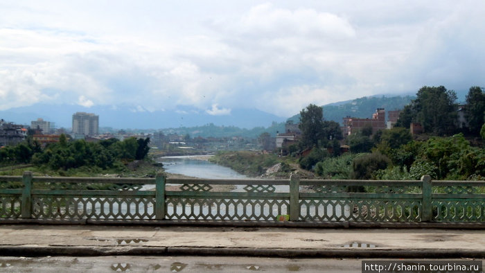 Вид с моста на реку Багмати Катманду, Непал