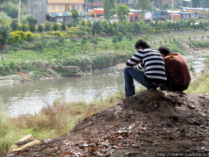 Берег реки — место для романтического свидания Катманду, Непал