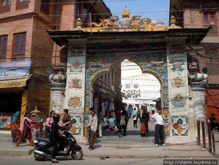 Южный (туристический) вход на территорию ступы Буднатх Катманду, Непал