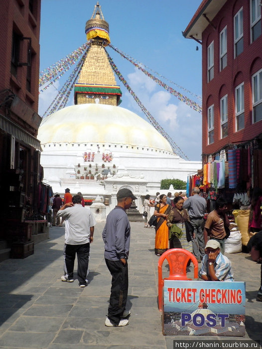 Вход на территорию ступы для туристов — платный Катманду, Непал