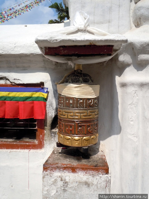 Молитвенный барабан у основания ступы Буднатх Катманду, Непал