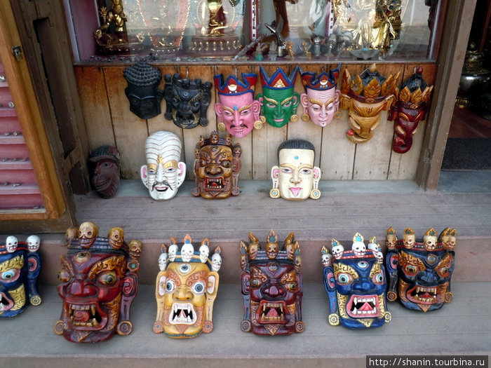 Маски — сувениры для туристов Катманду, Непал