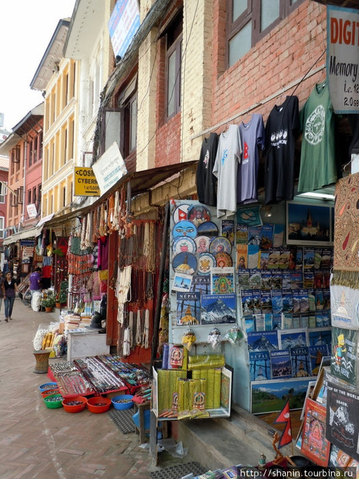 Все дома вокруг ступы — сувенирные магазинчики Катманду, Непал