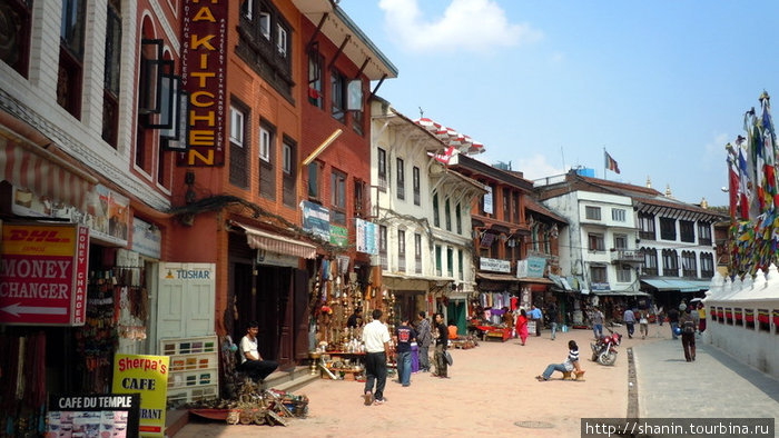 Сувенирные магазинчики, рестораны, кафе и гестхаусы окружают ступу со всех сторон Катманду, Непал
