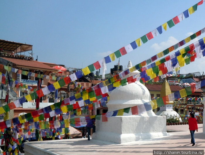 Белая ступа и флажки Катманду, Непал