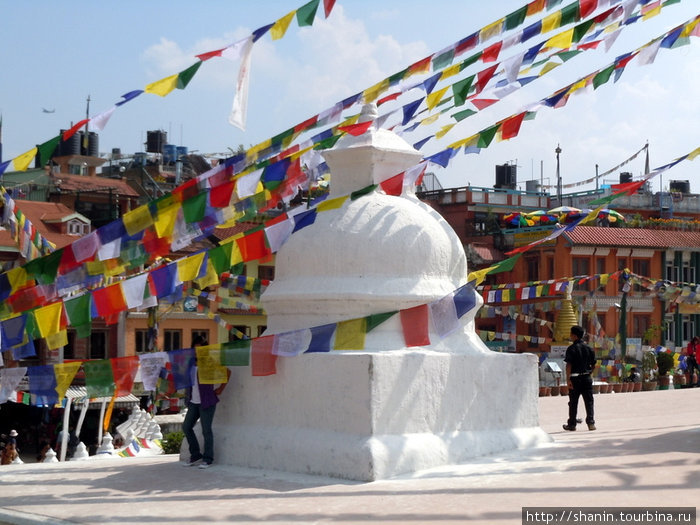 Маленькая белая ступа на основании ступы Буднатх Катманду, Непал