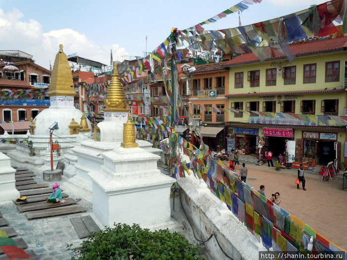 У основания ступы Буднатх Катманду, Непал