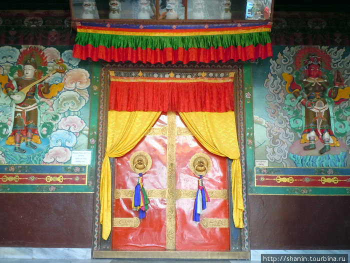 Вход в храм напротив ступы Боднатх Катманду, Непал