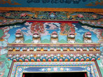 Над дверью храма