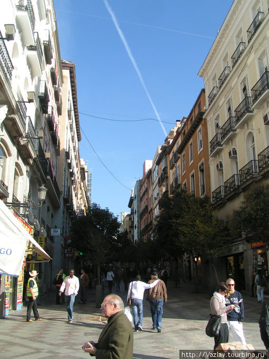 Одна из улиц, примыкающих к площади Мадрид, Испания