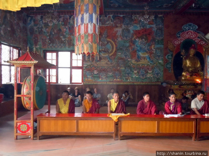 Служба в храме Гуру РИнпоче Катманду, Непал
