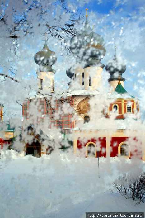Через морозное стекло трапезной времен Ивана Грозного. Санкт-Петербург и Ленинградская область, Россия