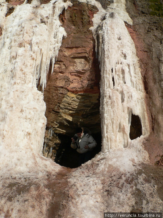 Вход в пещеру. Санкт-Петербург и Ленинградская область, Россия