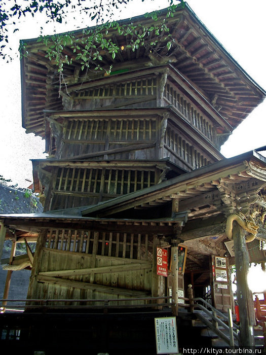 Сазаэ-до, храмовое здание уникальной архитектуры. Построено в форме спирали, и путь вниз не повторяет путь наверх. Айзувакамацу, Япония