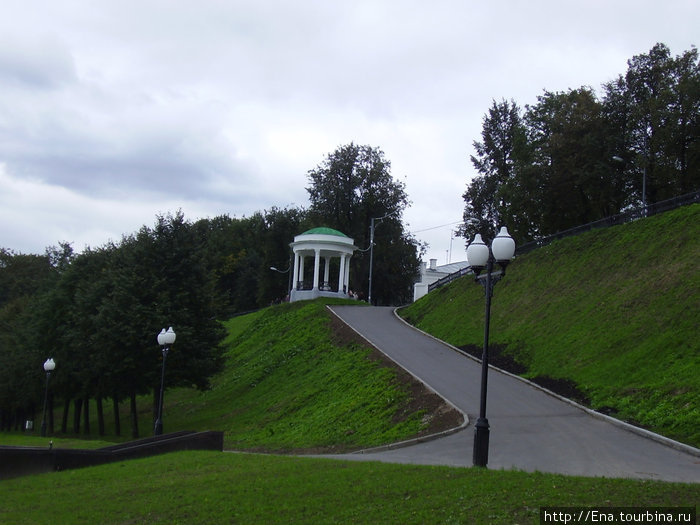 04.09.2010. Сентябрь в Ярославле. Накануне 1000-летия. Волжская беседка любви и спуск к Речному вокзалу Ярославль, Россия