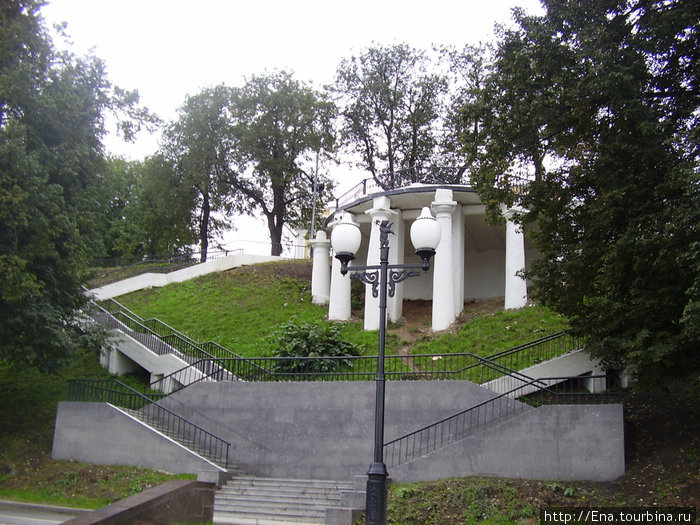 04.09.2010. Сентябрь в Ярославле. Накануне 1000-летия. Отреставрированная смотровая площадка на верхнем ярусе Волжской набережной Ярославль, Россия