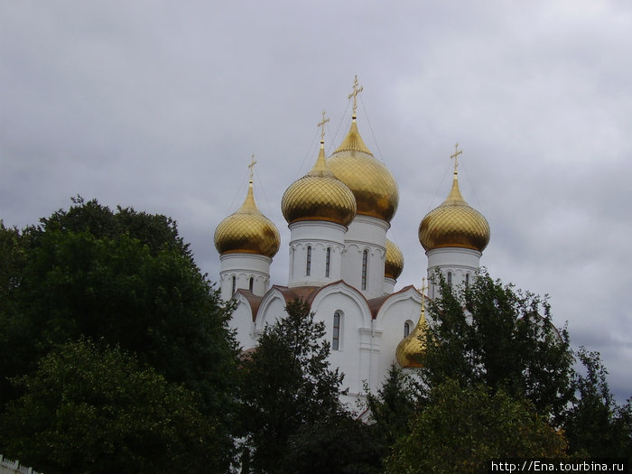 Пятиглавый храм с золотыми куполами