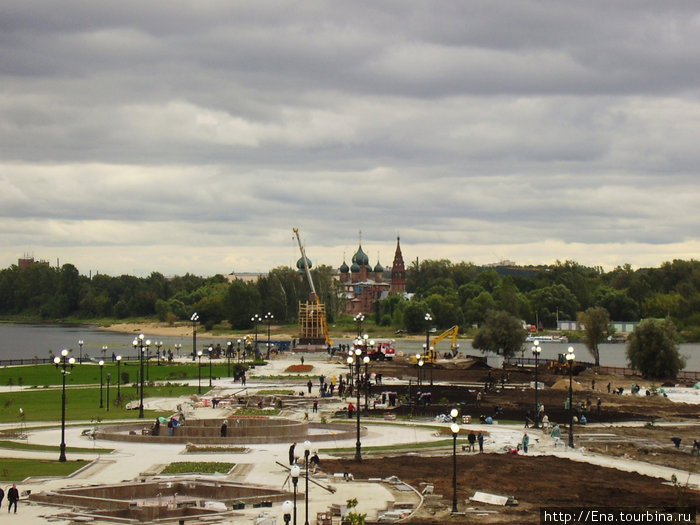 04.09.2010. Сентябрь в Ярославле. Накануне 1000-летия. На Стрелке во всю кипит работа. Почти построены новые фонтаны и возведен памятник 1000-летию города Ярославль, Россия