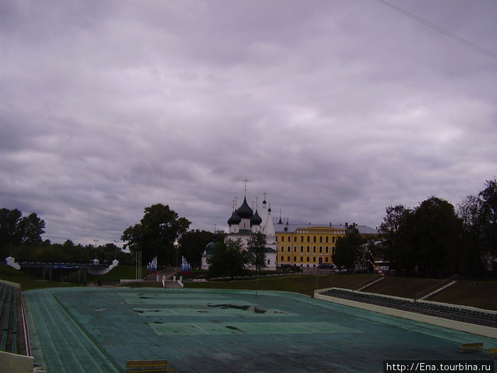 04.09.2010. Сентябрь в Ярославле. Накануне 1000-летия. Стадион Спартаковец и вид на церковь Спаса на городу и госпиталь Ярославль, Россия