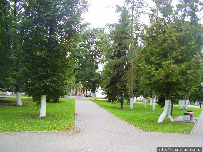 04.09.2010. Сентябрь в Ярославле. Накануне 1000-летия. По дорожкам Демидовского сквера приближаемся к 1000-летию Ярославль, Россия