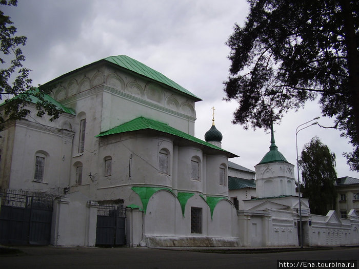 04.09.2010. Сентябрь в Ярославле. Накануне 1000-летия. Отреставрированный и возрожденный Кирилло-Афанасьевский мужской монастырь (1612 г.) Ярославль, Россия