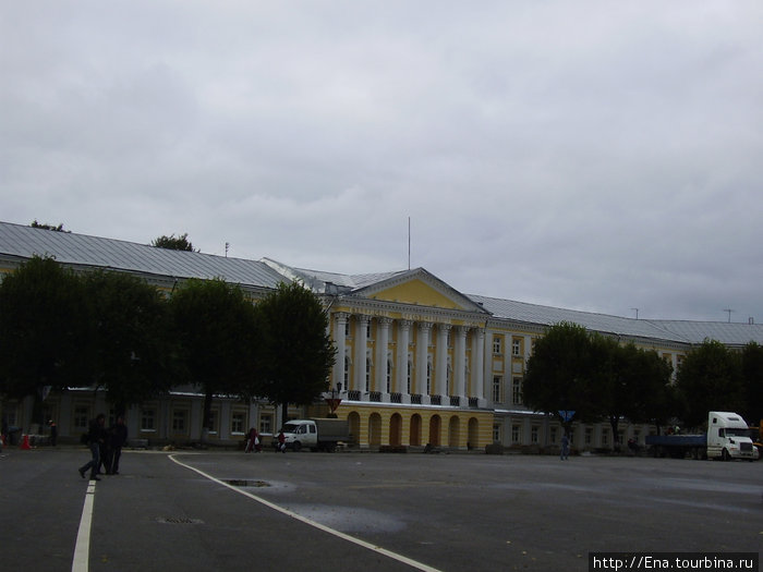 04.09.2010. Сентябрь в Ярославле. Накануне 1000-летия. Присутственные места на Советской площади Ярославль, Россия