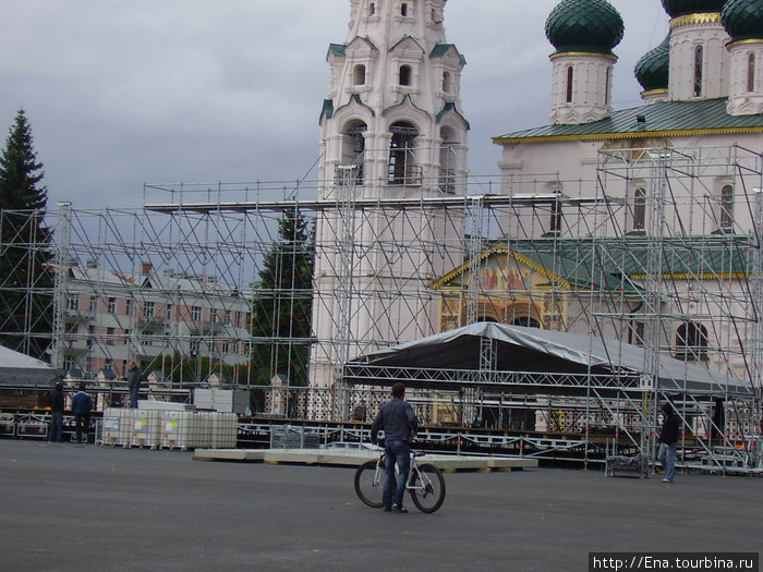 04.09.2010. Сентябрь в Ярославле. Накануне 1000-летия. Здесь вскоре будут торжества. На Советской площади монтируют сцену Ярославль, Россия