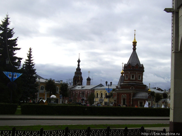 04.09.2010. Сентябрь в Ярославле. Накануне 1000-летия. Вид на сквер у часовни Александра Невского. Вид на ул. Андропова и Сретенскую церковь Ярославль, Россия